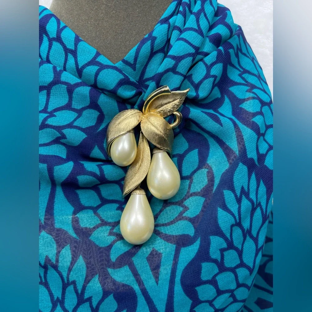 Vintage Brooch with glass beads gold tone